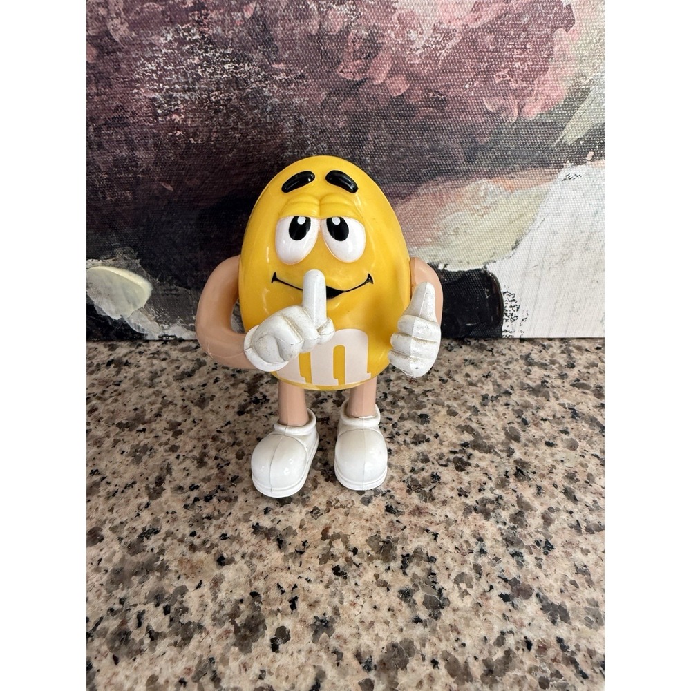 M&M Yellow Night Light Plug In Turns Off In Light On In Dark